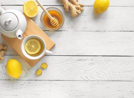 Mal de gorge : un thé miel et citron soulage-t-il vraiment ? 