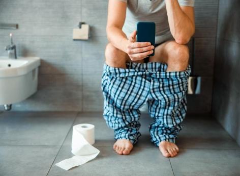 Hémorroïdes : cette mauvaise habitude aux toilettes peut entraîner leur apparition