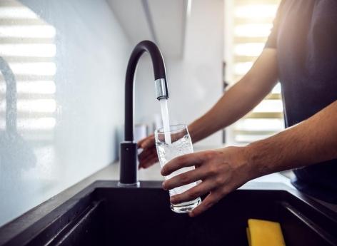Faire bouillir l'eau du robinet serait la seule façon de la boire sans risques pour votre santé