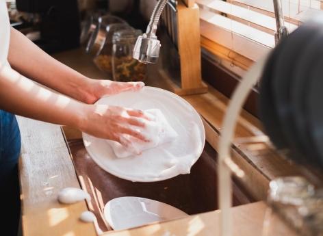 Éponge ou brosse : quel matériel est le plus hygiénique pour faire la vaisselle ?