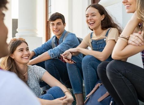 Avoir beaucoup d'amis au collège protège la santé mentale