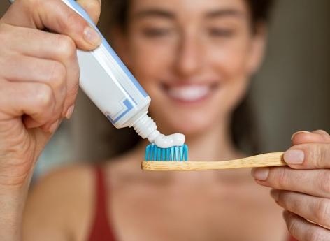 Les dentifrices contiennent un additif toxique pour la bouche