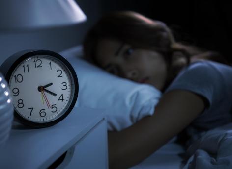 Intention paradoxale : garder les yeux ouverts aiderait à s'endormir plus vite