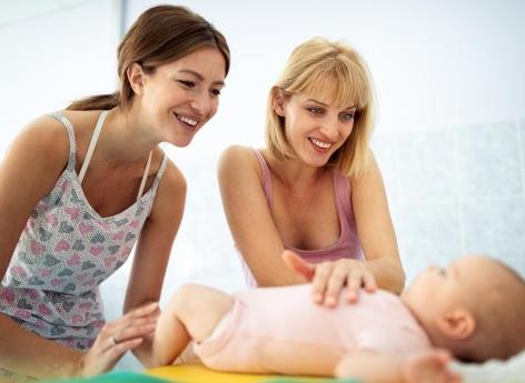 Quelles précautions prendre lors de la première rencontre avec le bébé d’un proche ? 