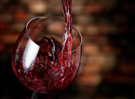 Pourquoi certaines personnes ont-elles mal à la tête après avoir bu du vin rouge ? 