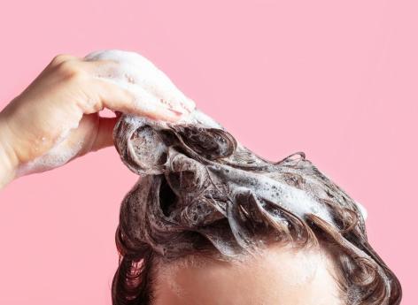 À quelle fréquence faut-il se laver les cheveux ?