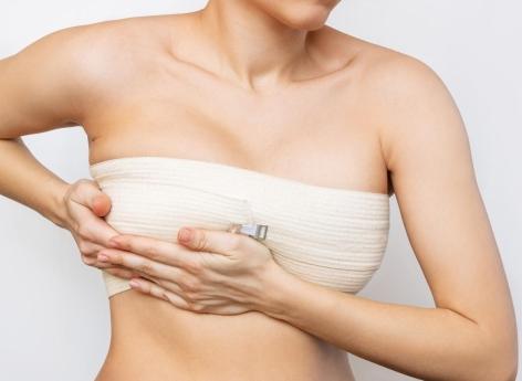 Chirurgie esthétique : son implant mammaire éclate dans sa poitrine