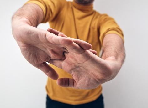 Craquements de doigts… Rassurer les parents 