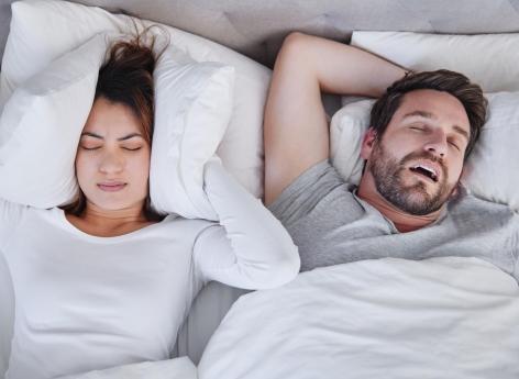 Ronflement : que faire pour ne plus réveiller la personne qui dort avec moi ?