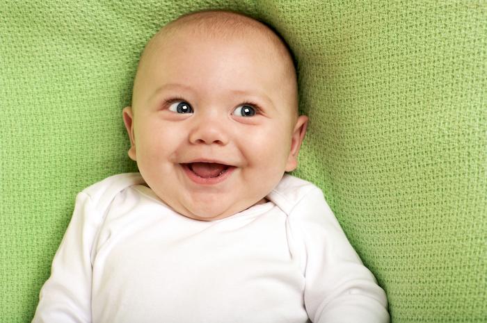 Royaume-Uni : un bébé qui riait beaucoup était en fait atteint d'une tumeur cérébrale