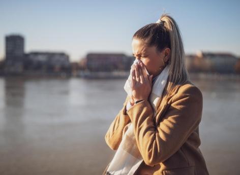 Comment la pollution exacerbe-t-elle les allergies ? 