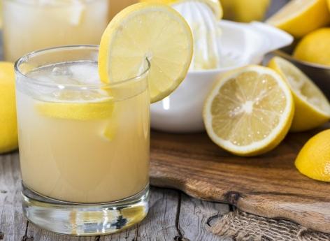 Est-il vraiment sain de boire du jus de citron à jeun ?