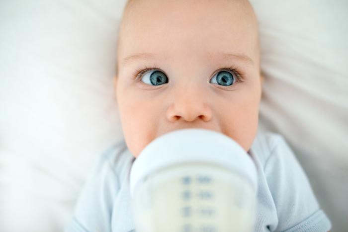Affaire Lactalis : faut-il classer les laits infantiles comme médicament ?