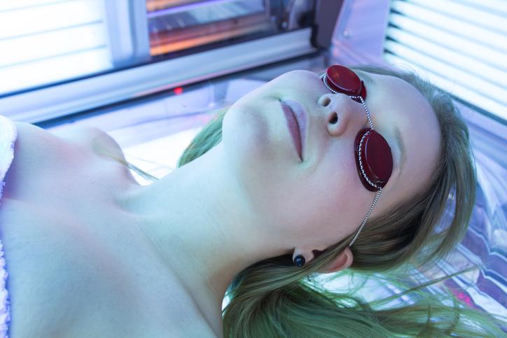 Cabines à UV : une Américaine se retrouve avec un trou dans la tête après en avoir abusé
