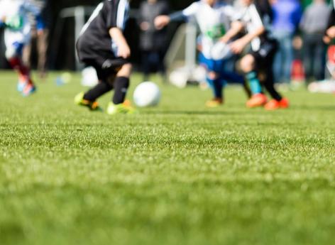 Blessures dans le foot : le gazon artificiel est moins dangereux pour les joueurs 