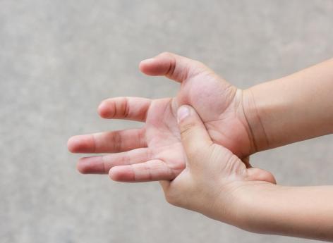 Vous avez des fourmis dans les mains ? Cela peut être le signe d’une neuropathie 