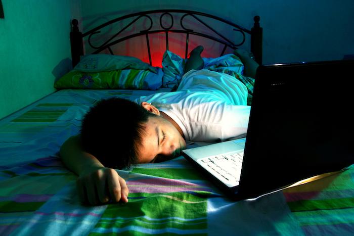 Le sommeil des jeunes est perturbé par leurs écrans et un manque de régularité