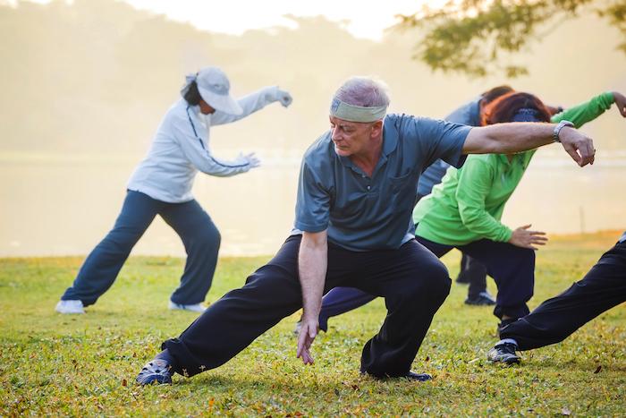Chez les personnes âgés, la pratique du tai-chi réduit le risque de chute
