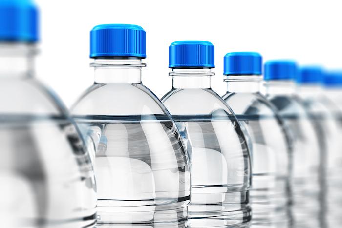 Des microparticules de plastiques contaminent l'eau en bouteille