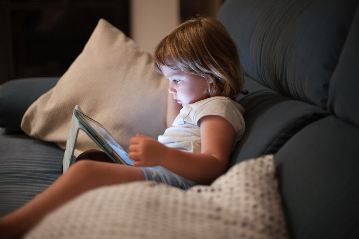 Exposition des enfants au numérique : de nouveaux conseils destinés aux parents
