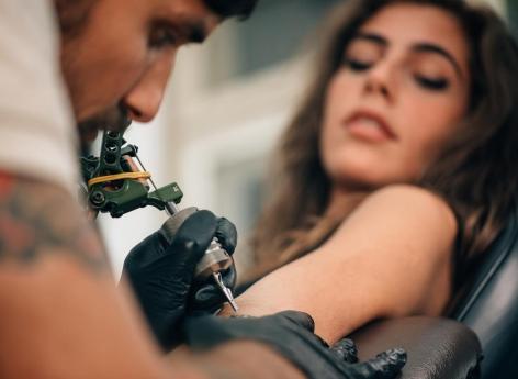 Bientôt un tatouage à se faire soi-même et sans douleur ?