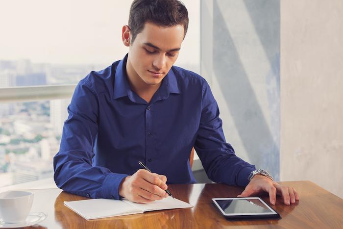 55% des utilisateurs de tablette souffrent de douleurs au cou et aux épaules