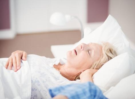Ronflements après 50 ans : un risque élevé d'apnée du sommeil chez les femmes 
