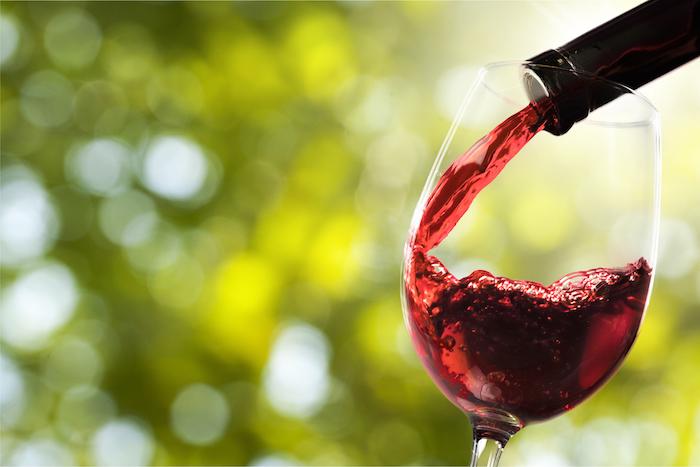Vin rouge, vin blanc, cocktails... : quels sont les alcools les plus nocifs pour la peau ? 