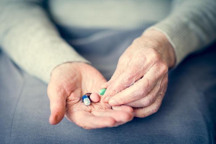 Déremboursement des médicaments anti-Alzheimer : une décision contestée par les professionnels de santé