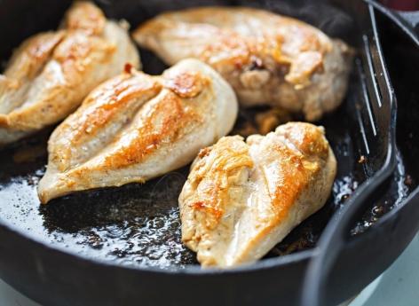 Cuire du poulet dans un sirop contre la toux, cette recette TikTok dangereuse ! 
