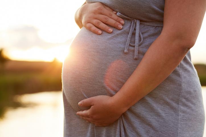 Alsace : une patiente tombe enceinte après un cancer grâce à une autogreffe de tissu ovarien