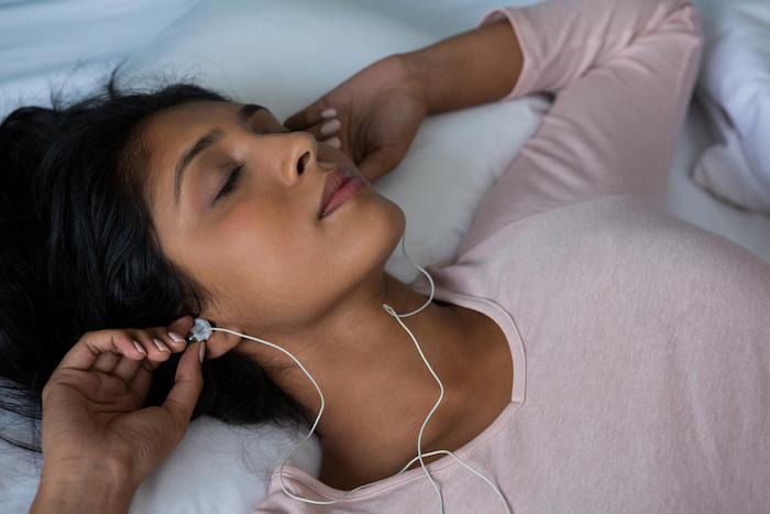 Troubles du sommeil : 2 personnes sur 3 écoutent de la musique pour s’endormir