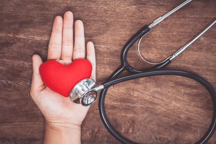 Hypertension artérielle : faire ses contrôles à domicile, un choix efficace et plus économique