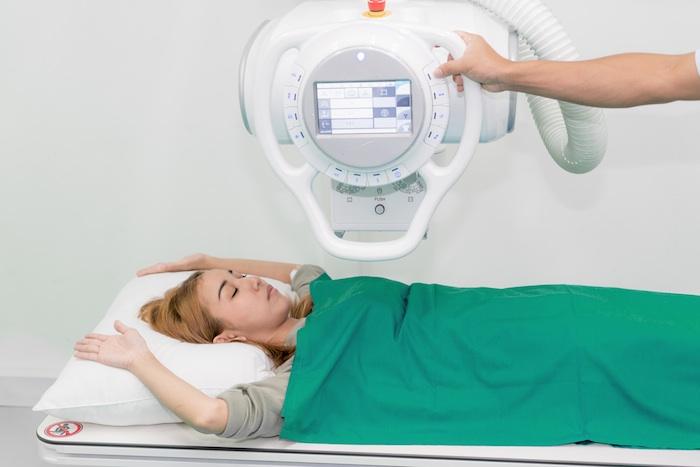 Cancer : bouger le patient de quelques millimètres lors de la radiothérapie peut lui sauver la vie