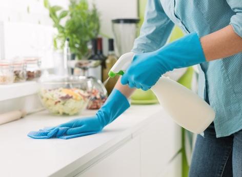 Les produits ménagers tuent les germes... mais polluent l'air au passage !