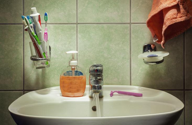 Savons, gels douche, dentifrices : leur composition rend les bactéries résistantes à nos antibiotiques