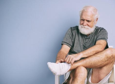 Chutes : une chaussette connectée pour les prévenir chez les personnes âgées ?   