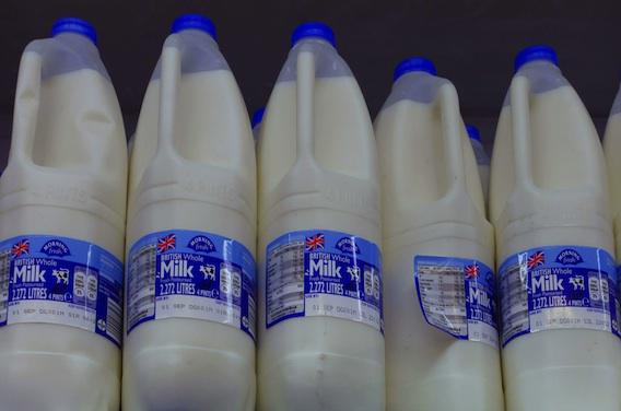 Pesticides : une étude associe lait contaminé et maladie de Parkinson