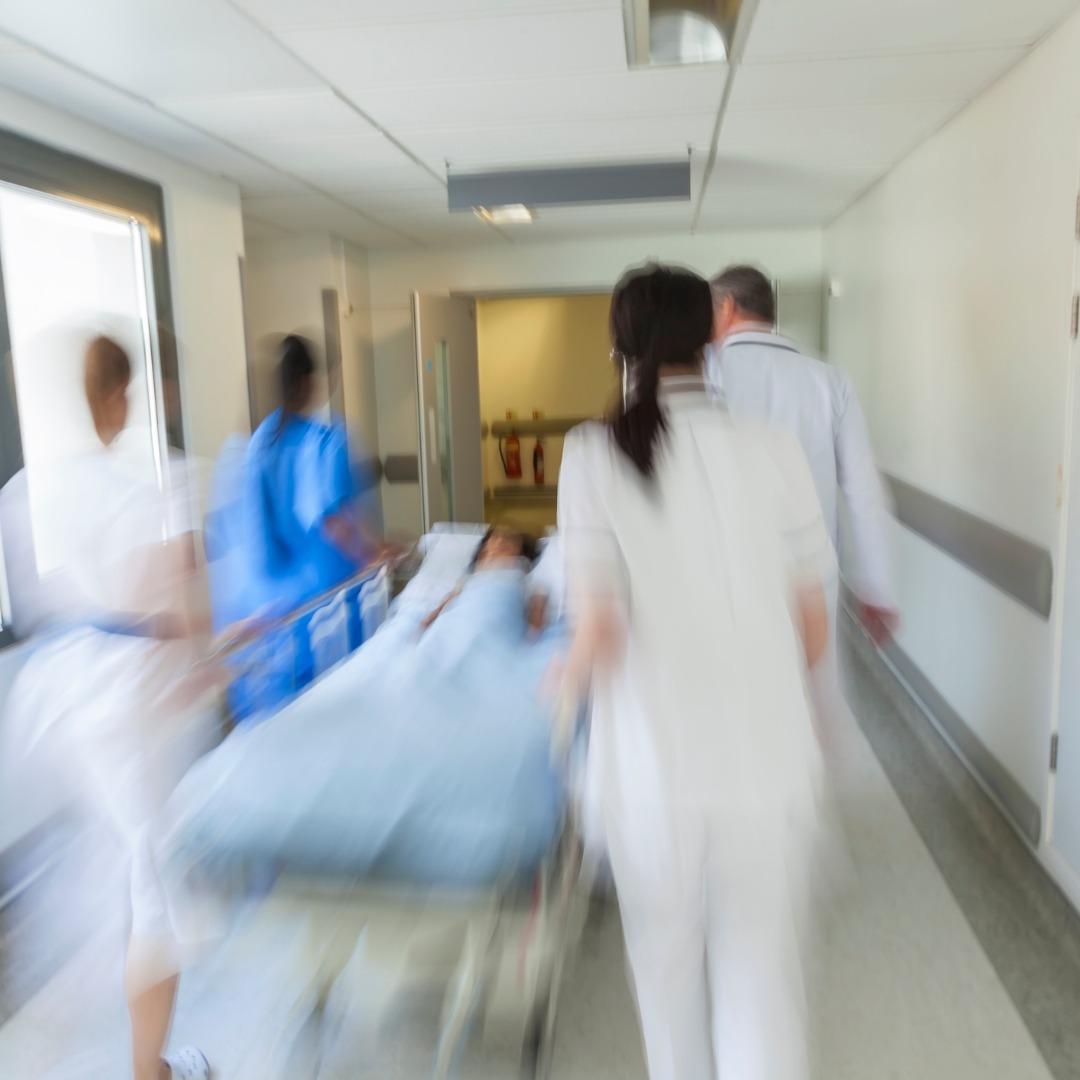Les urgences des hôpitaux sont débordées et au bord de la rupture