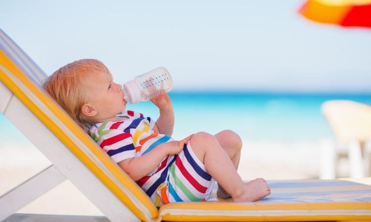 Chaleur : comment reconnaître les signes de déshydratation chez l’enfant ?