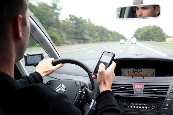 SMS, appels : les conducteurs prennent plus de risques au volant 