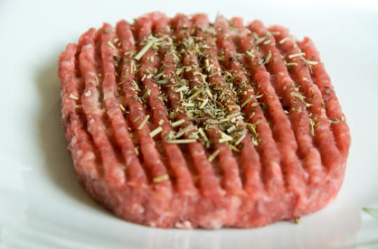 Bactéries : des lots de steaks hachés contaminés retirés des rayons