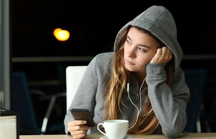 Réseaux sociaux : leur usage augmente le risque de dépression chez les adolescentes 