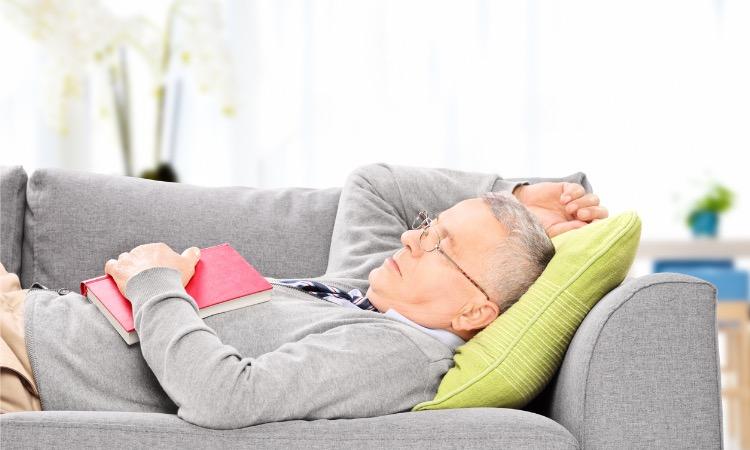 Maladie d'Alzheimer : les siestes trop longues accentuent le risque chez les personnes âgées