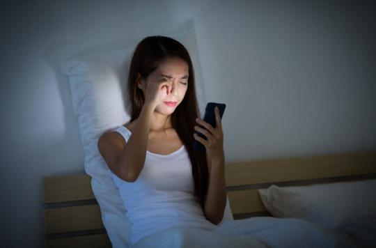 Consulter son smartphone la nuit provoque des cécités temporaires