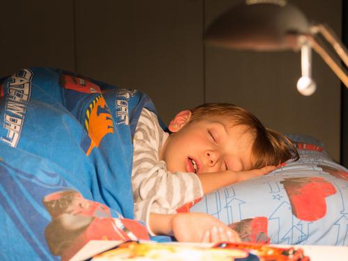 Sommeil : les enfants devraient dormir une heure et demie de plus