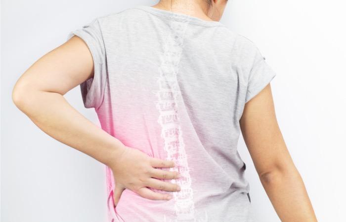 Ostéoporose : la vertébroplastie ne doit pas être systématique pour soigner les fractures 