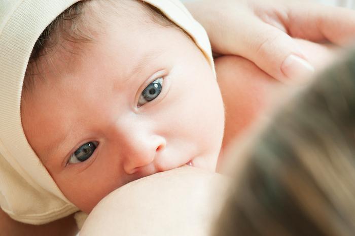 Au Etats-Unis, une jeune maman transgenre est parvenue à allaiter son bébé