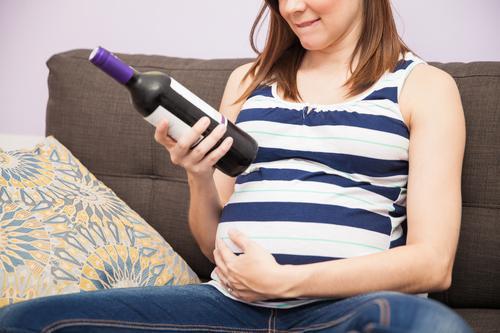 Femme enceinte : la filière viticole opposée à un projet d’étiquetage 