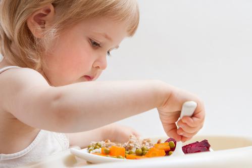 Enfants : dîner tard n’accroit pas les risques d’obésité